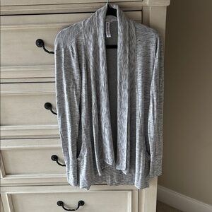 Black and white Athleta pranayama wrap.